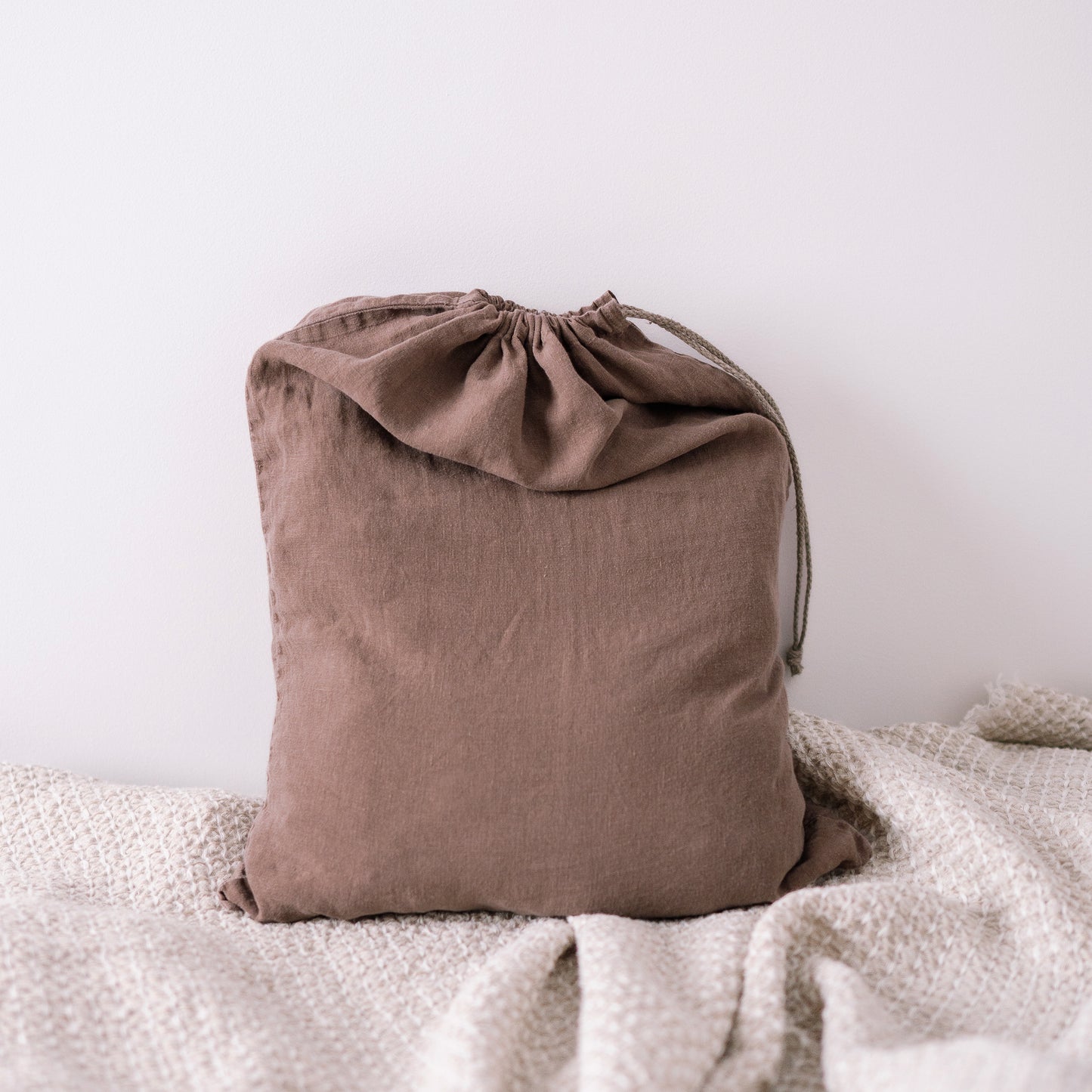 LEWISII Linen Laundry Bag in dark cappuccino colour