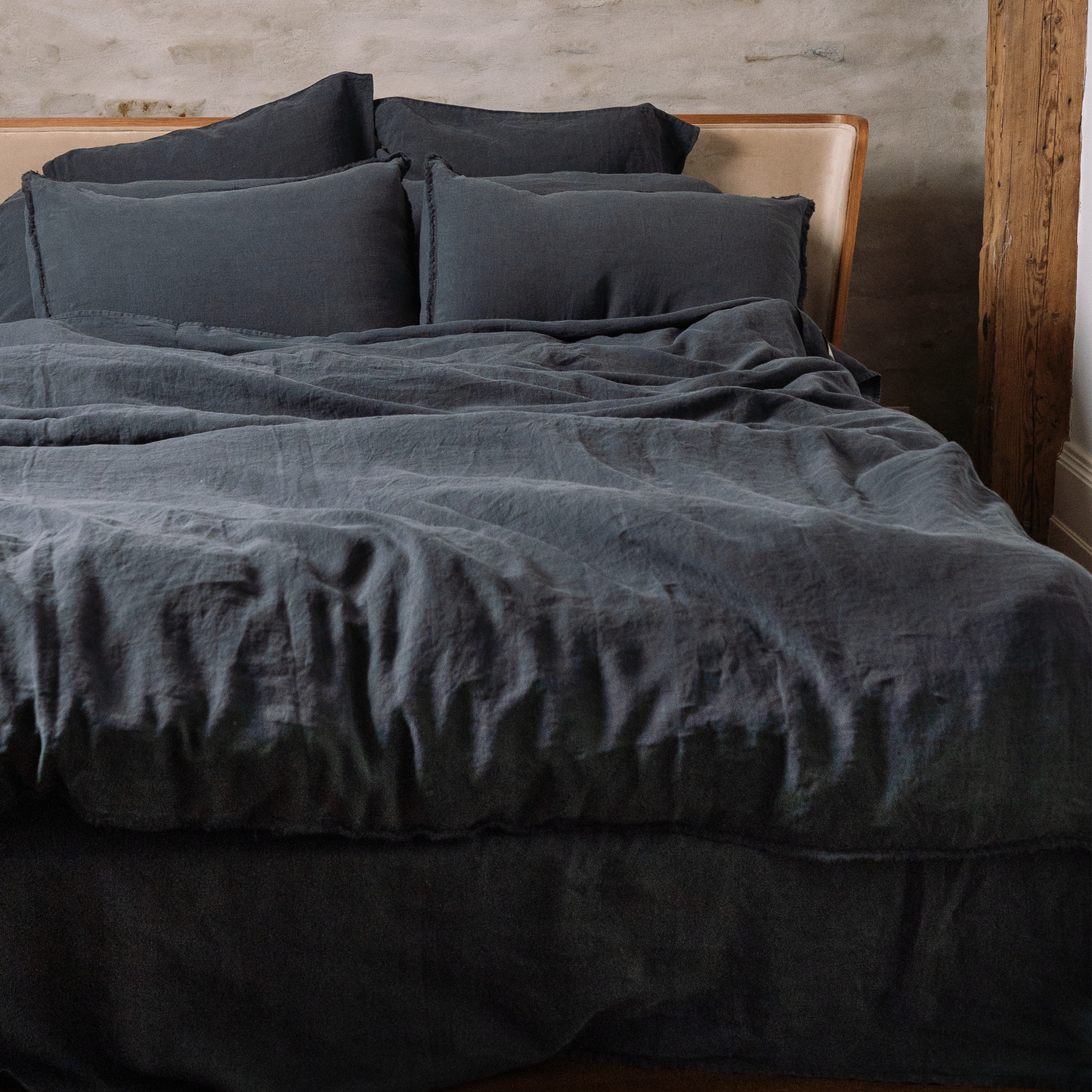 Bed with multiple pillowcases in color Dark Grey