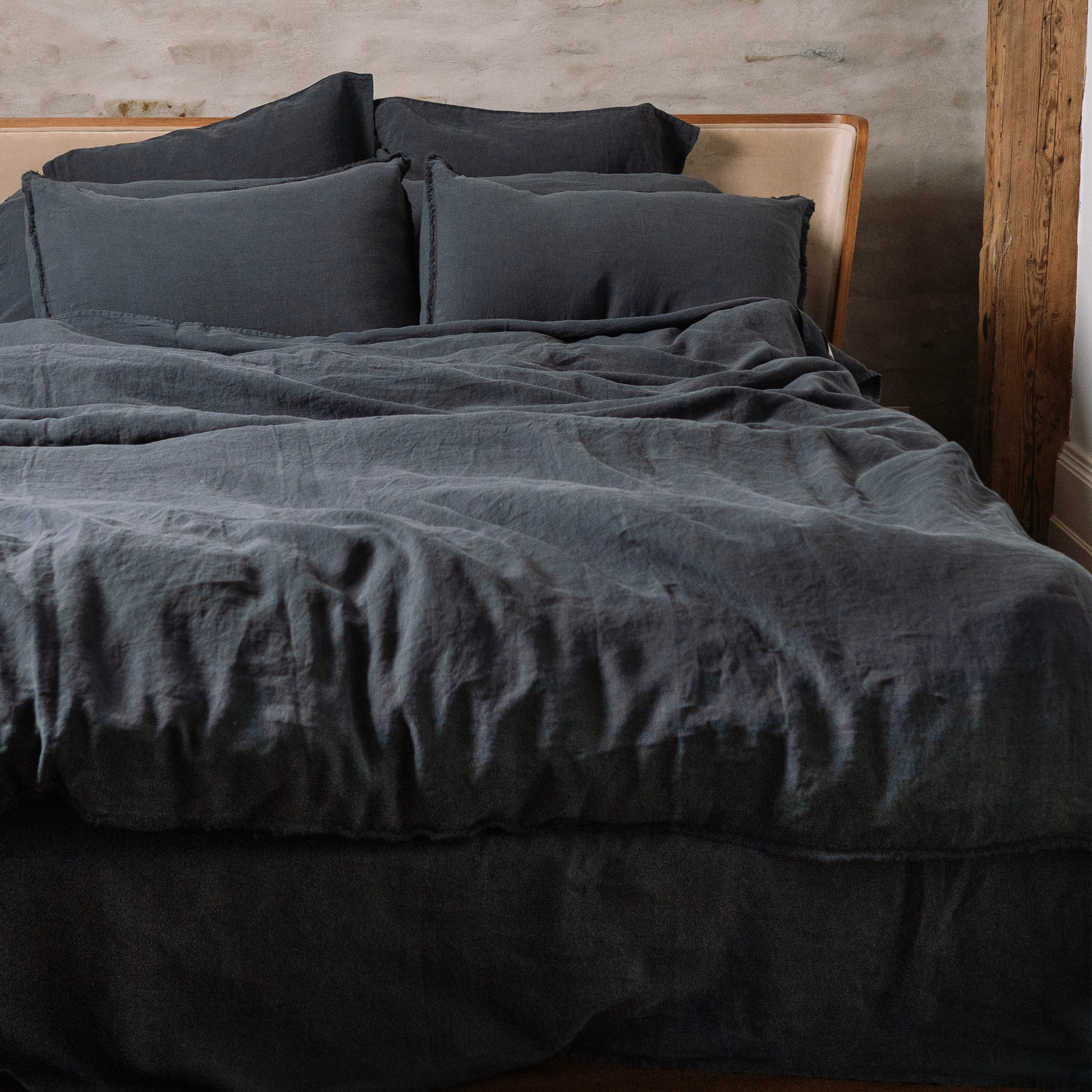 Bed with multiple pillowcases in color Dark Grey