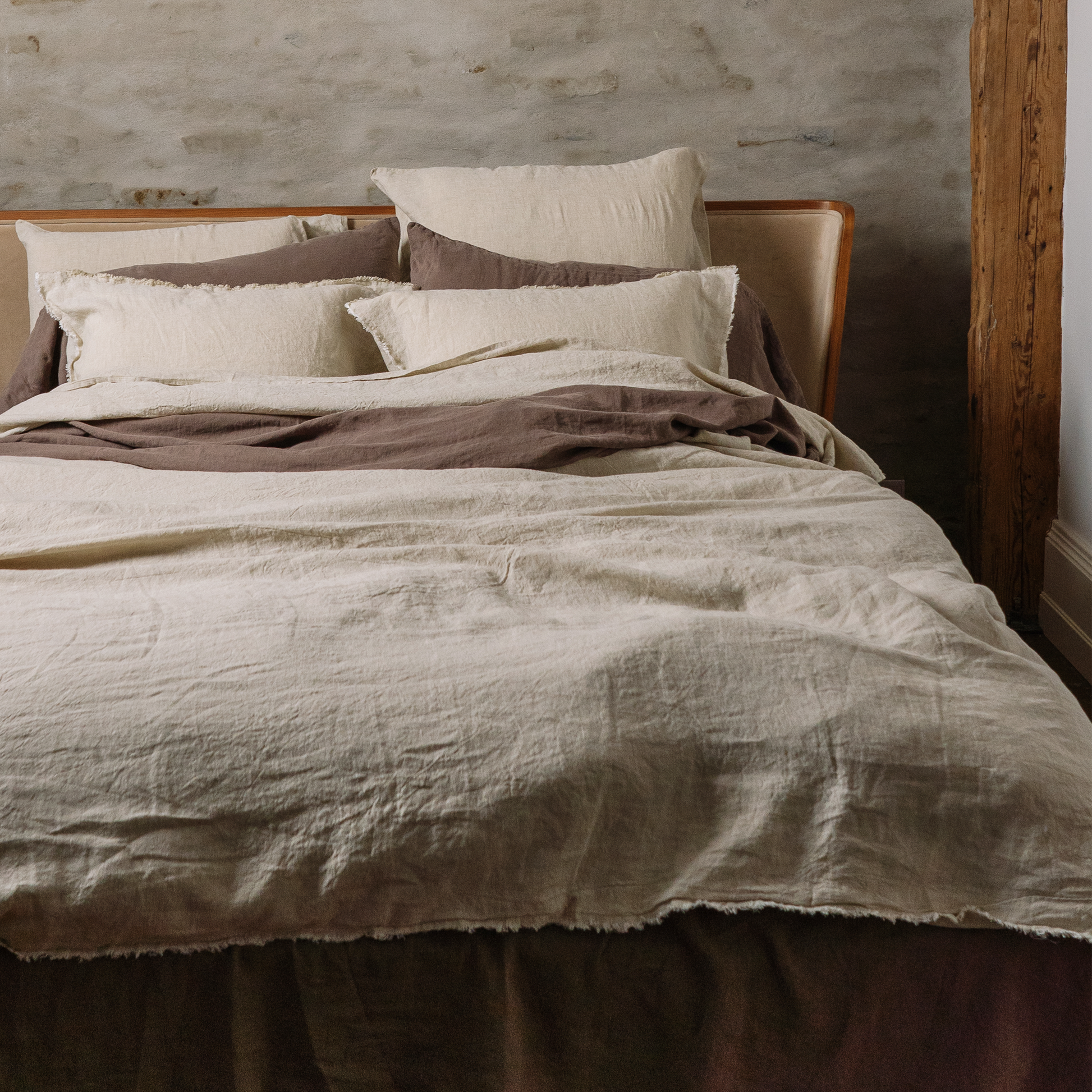 Bedding in brown colors featuring multiple pillowcases in Sandy color
