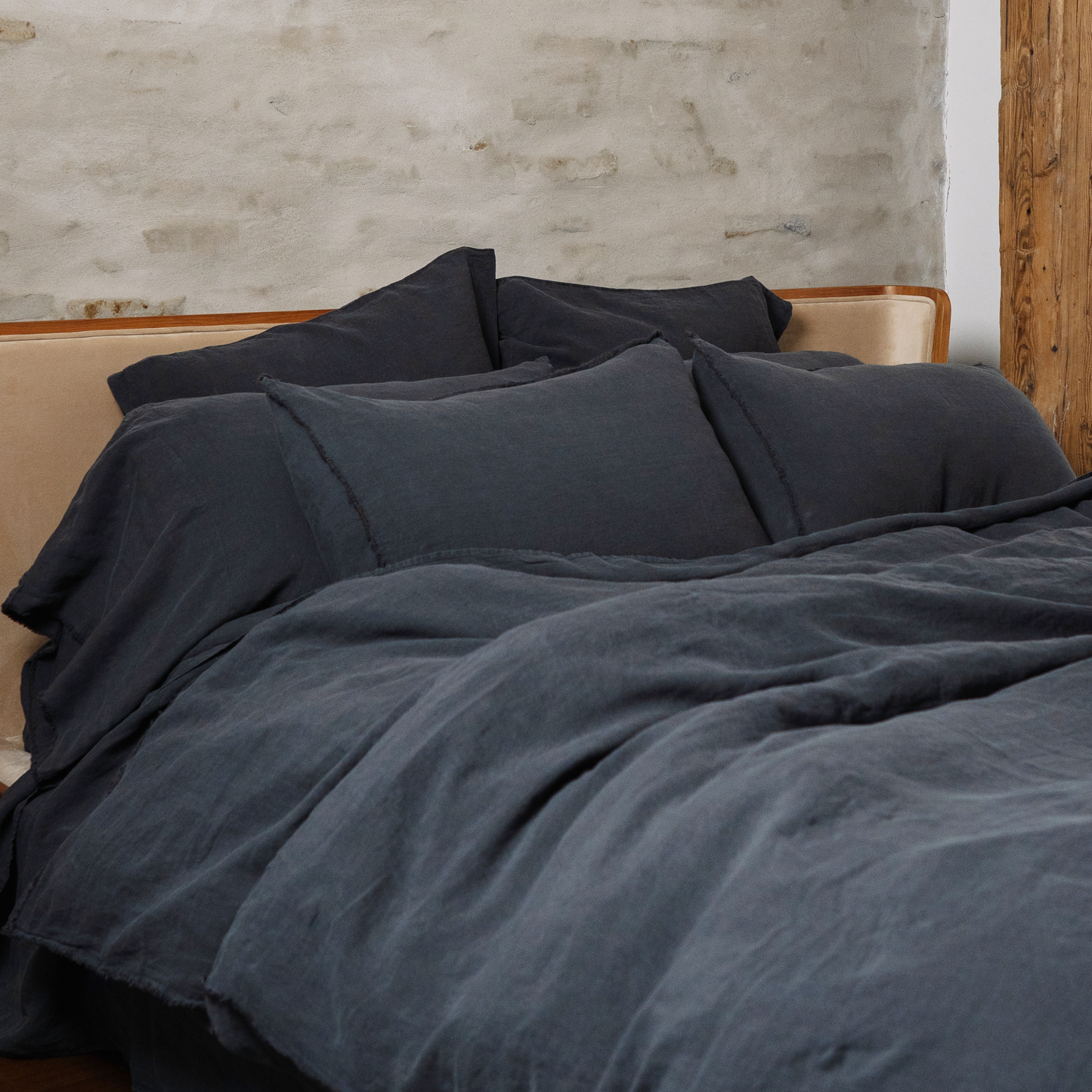 LEWSII bedding in color Dark Grey with multiple Long Linen Pillowcases
